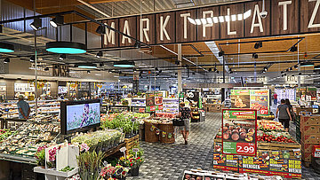 Een kijkje in Marktkauf Meppen - je ziet veel groentekraampjes en verse producten.