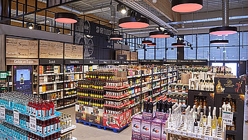 De grote en zeer goed aangegeven drankafdeling van Marktkauf Meppen. 
