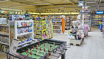 De grote speelgoedafdeling in de speciaalzaak Marktkauf Meppen.