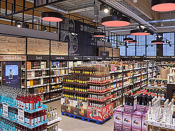 De uitgebreide drankenafdeling van Marktkauf Meppen.